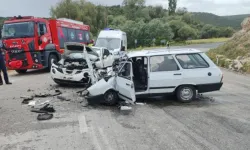 Kırka-Seyitgazi yolunda feci kaza: 2 otomobil kafa kafaya çarpıştı