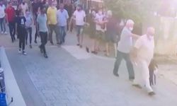 Paylaşımları tepki çekmişti! Yolda karşılaştı, kadınlara bıçak çekti, vatandaş tepki gösterince polise sığındı