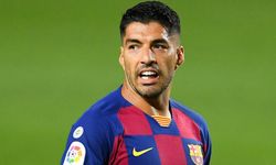 Atletico Madrid'e transfer olan Luis Suarez, Barcelona tesislerinden ayrılırken gözyaşlarını tutamadı