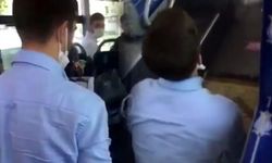 İstanbul'da şaşırtan olay! Metrobüste yolculara aldırış etmeyen bir kişi bağırarak ezan okuyup namaz kıldı