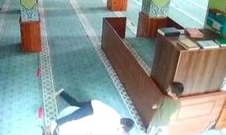 Camiye giren çocuklar namaz kılan imamın sırtına çıkıp oyun oynadı, Görüntüler yürekleri ısıttı