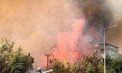 Hatay'da yangın yeniden şiddetlendi! Alevler yerleşim yerlerine sıçradı, vatandaşlar bölgeden uzaklaşıyor