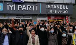 İyi Parti üyesi bir grup eylem yaparak Buğra Kavuncu'nun istifasını istedi