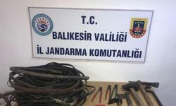 Yere gömülü kabloları sökerken suçüstü yakalandılar