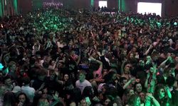 İngiltere'de 3 bin kişilik maskesiz, sosyal mesafesiz konser