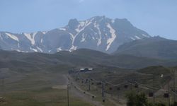 Erciyes'in eteklerindeki yayla çadır kampçılarını ağırlıyor