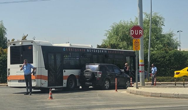 Eskişehir’de belediye otobüsü kaza yaptı