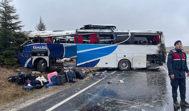 Eskişehir'de yolcu otobüsü devrildi: Ölü ve yaralılar var